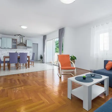 Apartment Emil Pula
