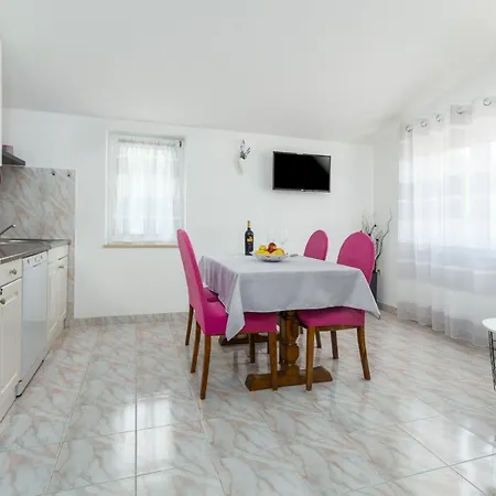 Apartment Emil Pula